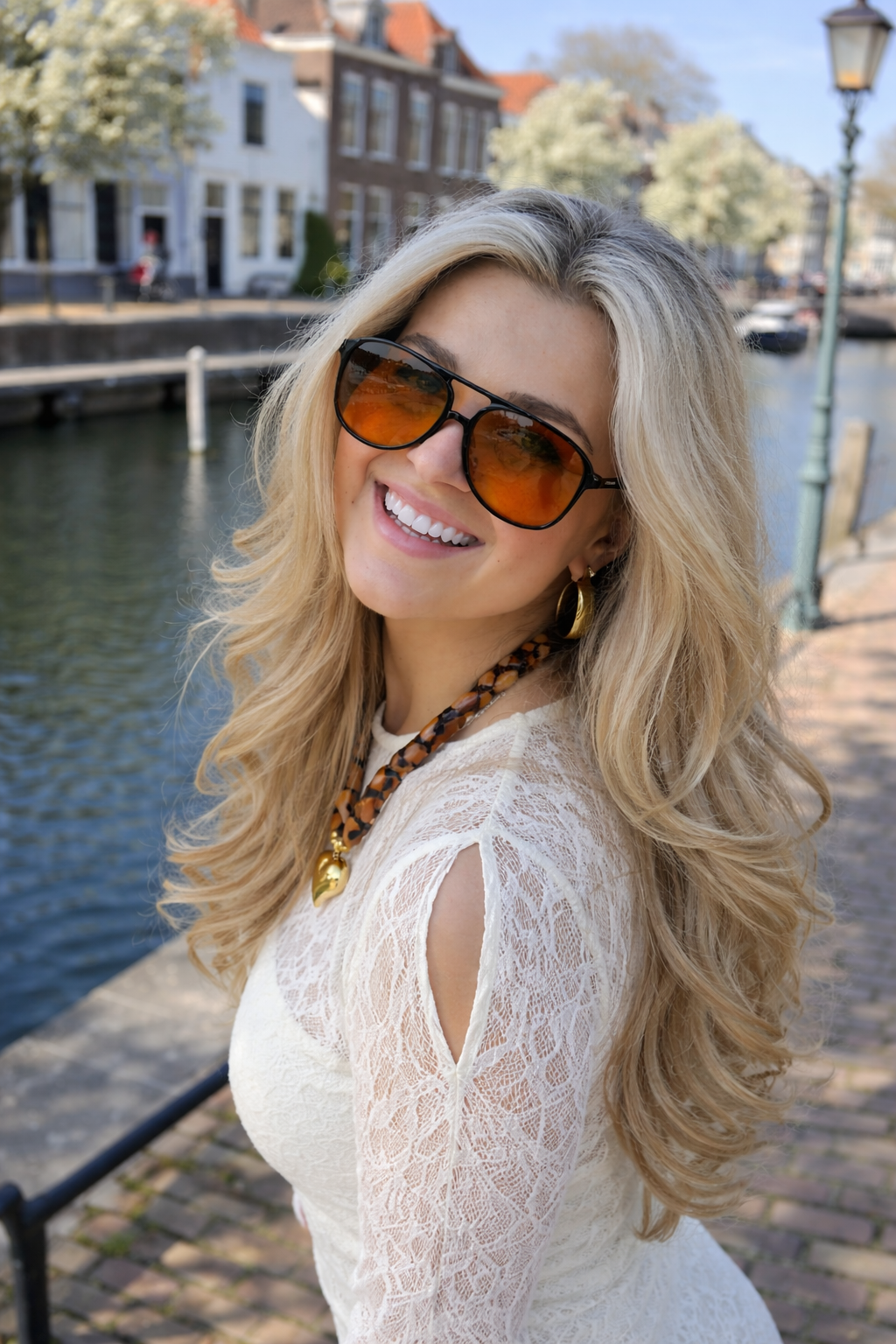 Zwarte Zonnebril met Oranje Lenzen en Aviator Frame, Dames - Maelen