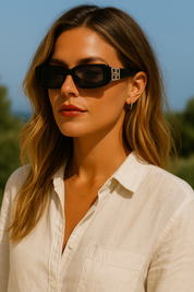Smalle Zonnebril Dames met Zwart Montuur en Gouden Detail en UV400 - Zwart - Maelen