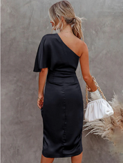 Allegra Jurk | Asymmetrische One-Shoulder Jurk met Geplooide Satijnlook