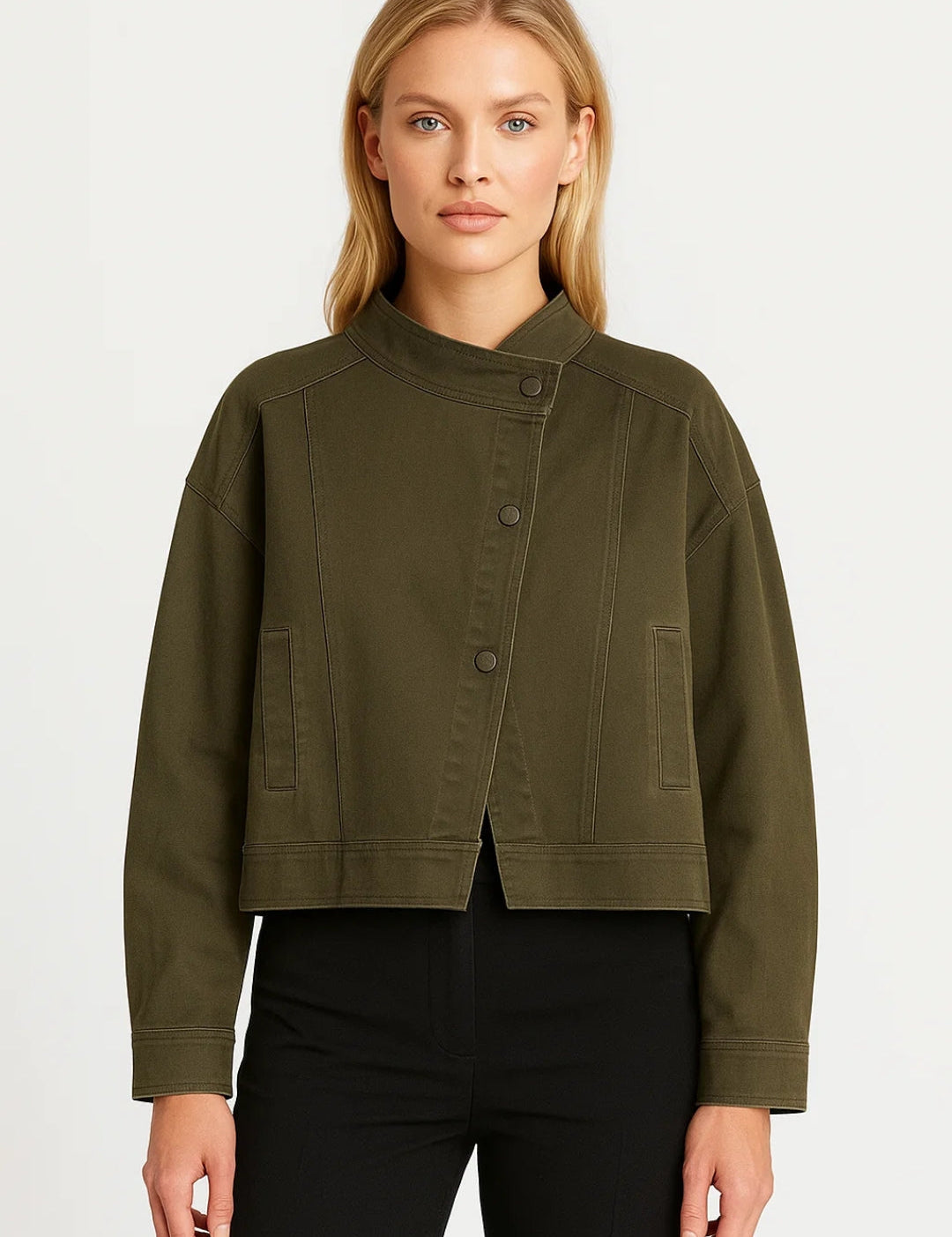 Cropped_Damesjas_Opstaande_Kraag_Drukknoopsluiting_Minimalistisch_Design1.jpg