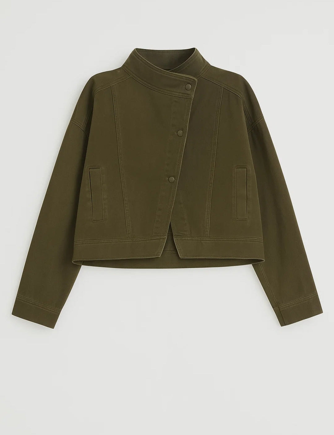 Cropped_Damesjas_Opstaande_Kraag_Drukknoopsluiting_Minimalistisch_Design2.jpg