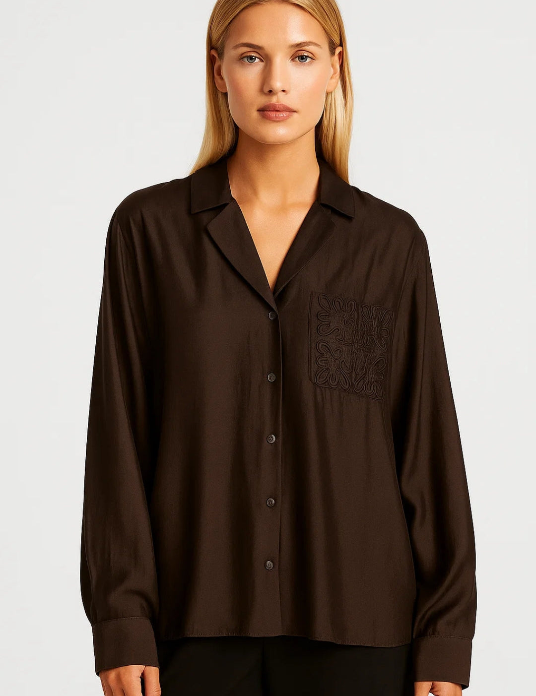 Damesblouse_Losvallend_Model_met_Knoopsluiting_Minimalistische_Elegantie1.jpg