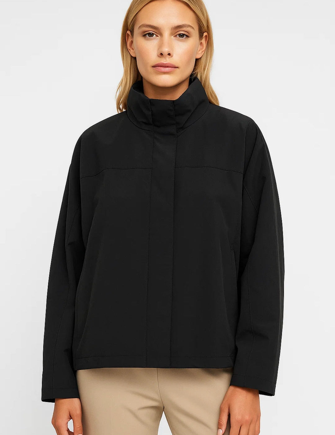 Damesjas_met_Opstaande_Kraag_Minimalistisch_Design_Lichtgewicht_en_Comfortabel2.jpg