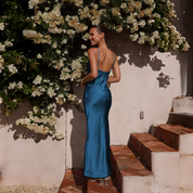 Blair | Luxe Satijnen Maxi-Jurk Dames met Open Rug - Elegant, Vloeiend en Feestklaar - Brons / Zwart / Blauw
