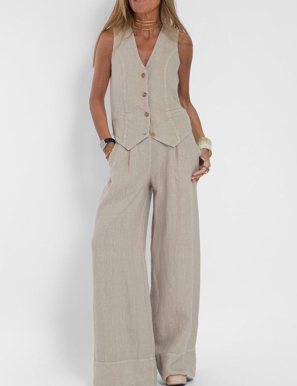 Elegante_Mouwloze_Linnen_Set_met_V-Hals_Gilet_en_Wijde_Broek_-_Alessandra_Vittori_ivoorrijs_1.jpg