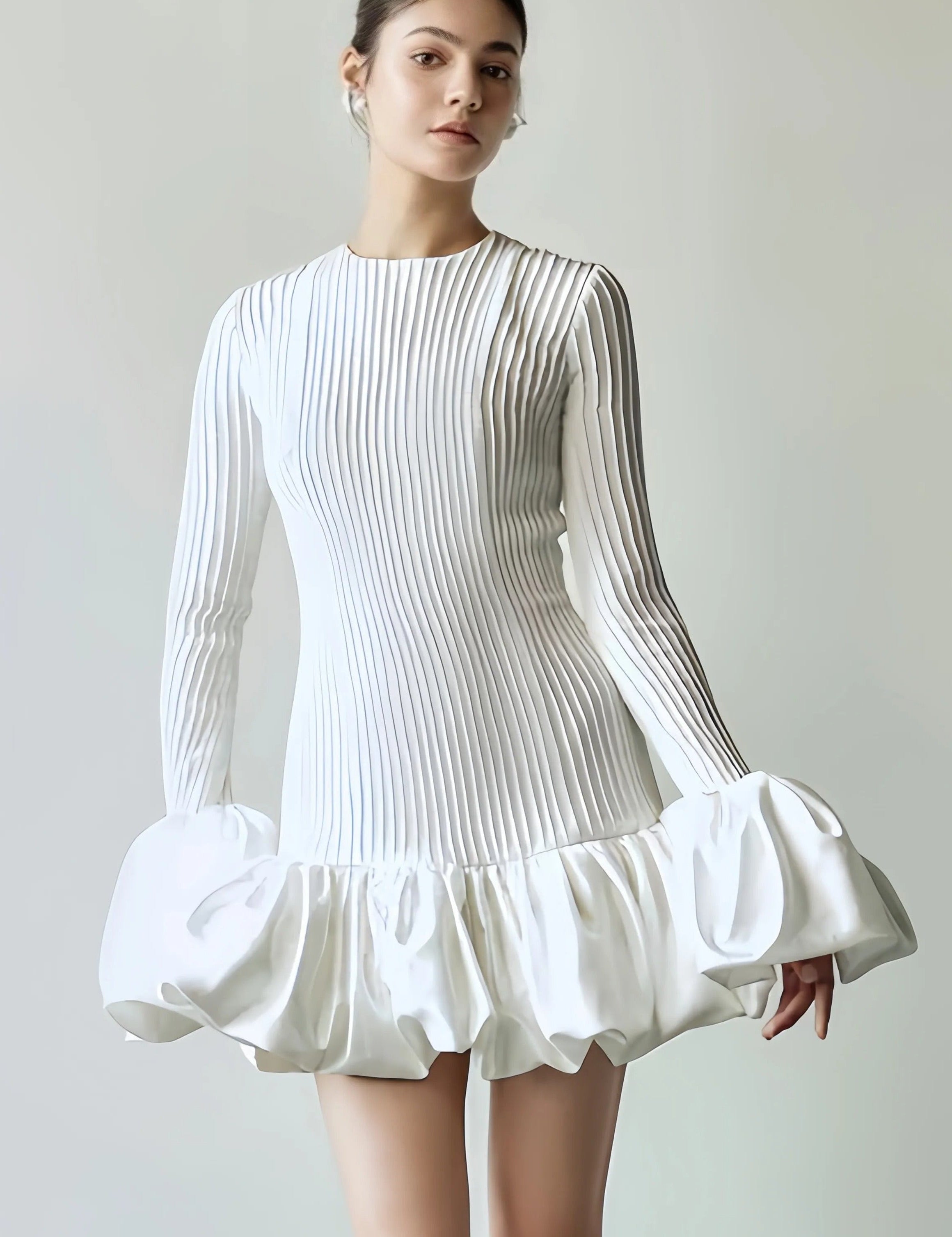 Eline___Dames_Mini_Jurk_-_Geplooid_Ontwerp_met_Uitlopende_Mouwen__Trendy_0.jpg