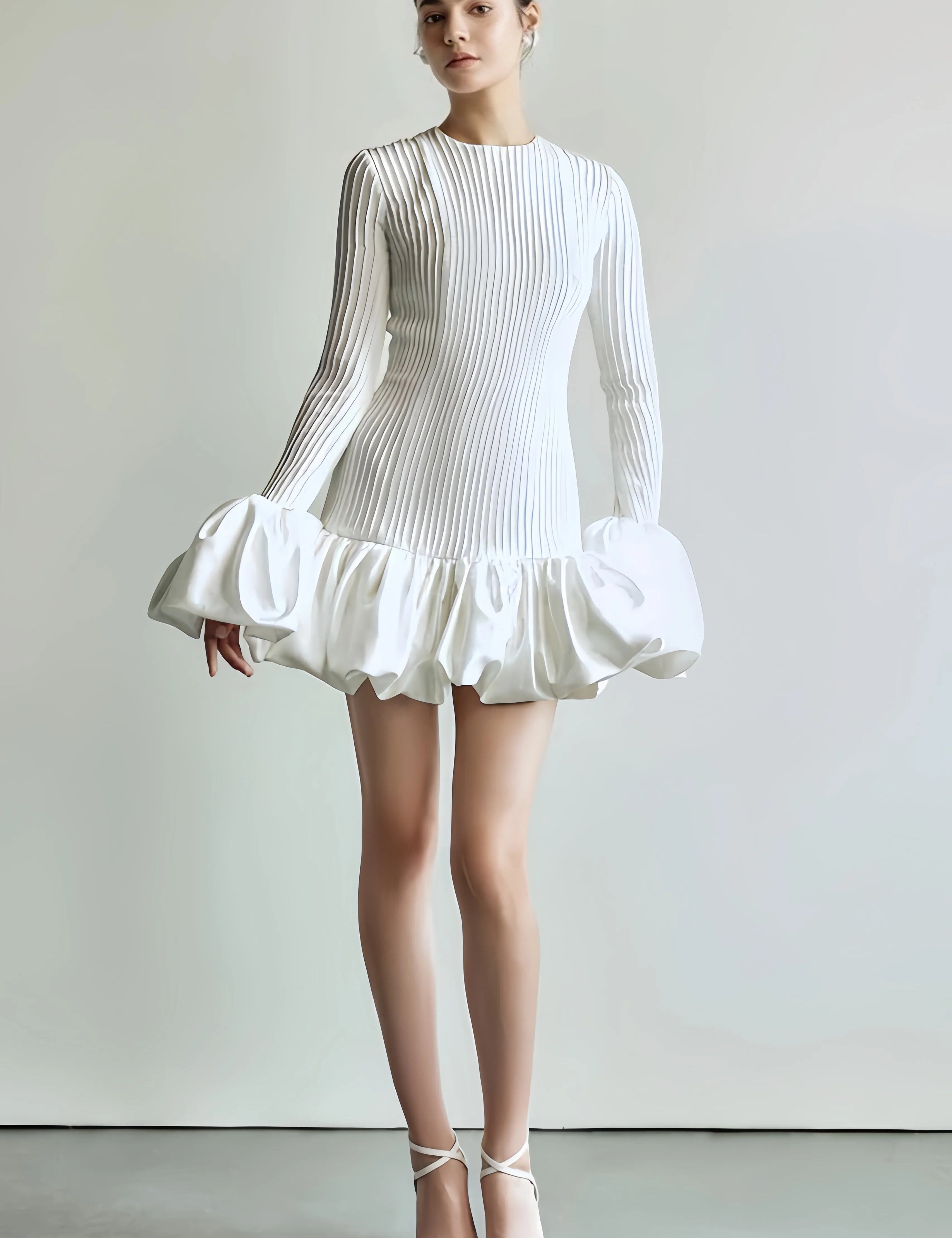 Eline___Dames_Mini_Jurk_-_Geplooid_Ontwerp_met_Uitlopende_Mouwen__Trendy_1.jpg