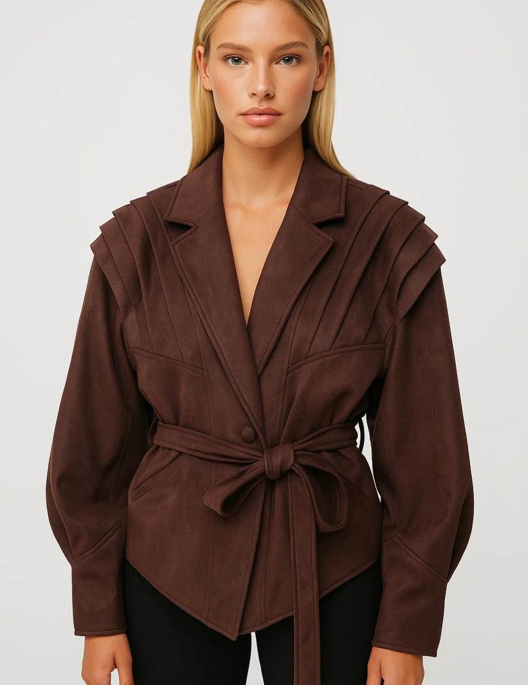 Getailleerd_Damesjack_Geplooide_Schouders_en_Strikceintuur_Statement_Look2.jpg