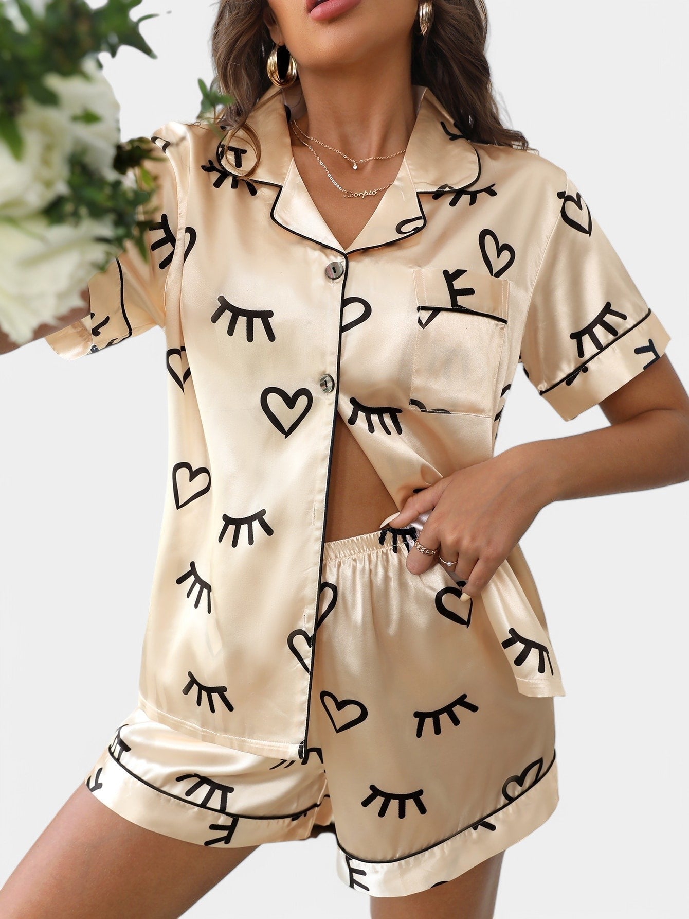 Allegra satijnen pyjamaset dames – luxe tropische print met bies