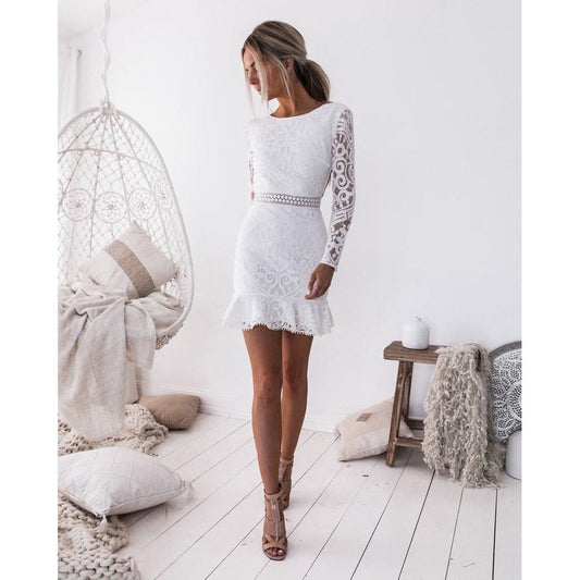 Akila Jurk | Elegante Kanten Mini-Jurk met Open Rug en Ruffle Details