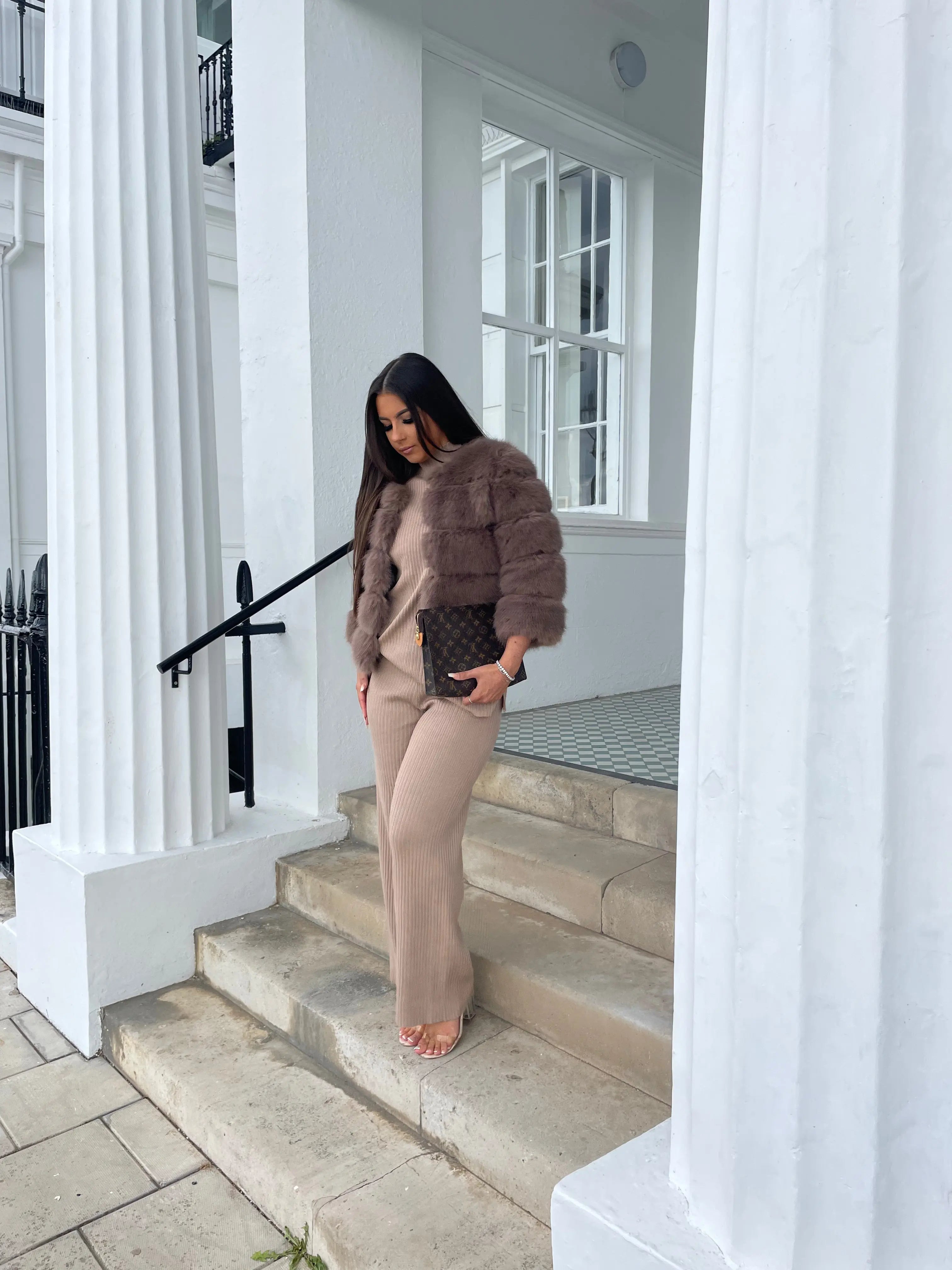 Monica Luxe kunstbont jas dames – warme volumineuze faux fur mantel met elegant design