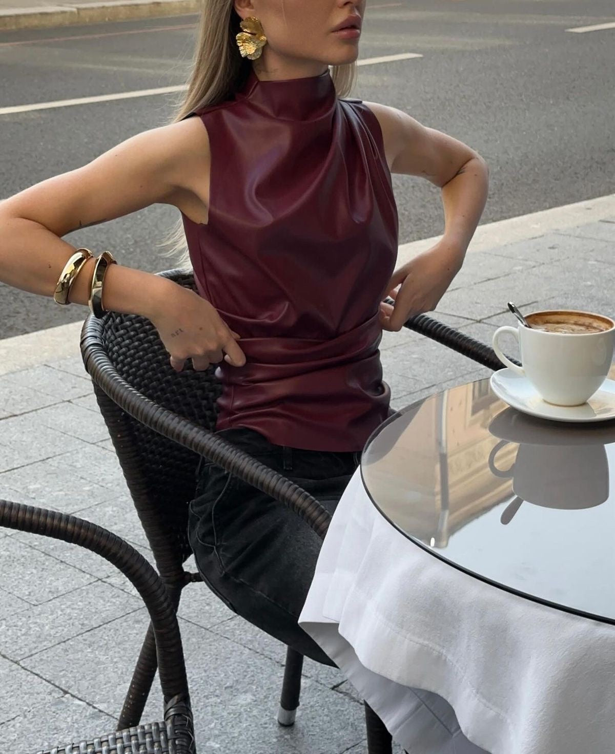 Sienna Top | Fitted Leren Top in Trendy Burgundy met Zwarte Accenten