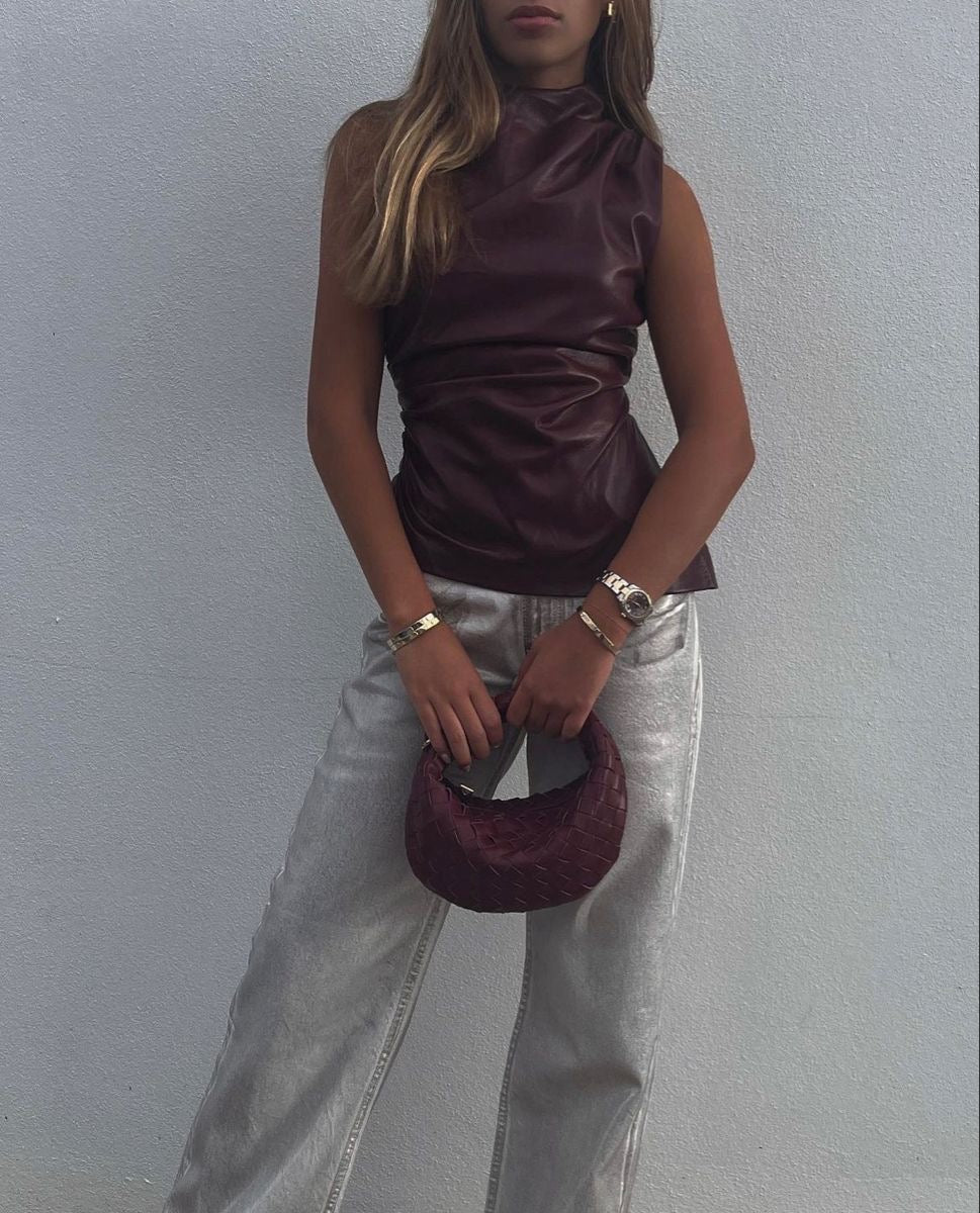 Sienna Top | Fitted Leren Top in Trendy Burgundy met Zwarte Accenten