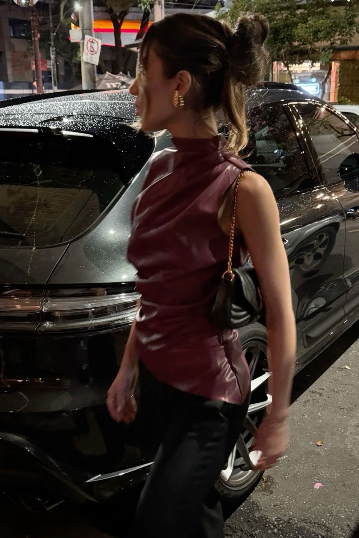 Sienna Top | Fitted Leren Top in Trendy Burgundy met Zwarte Accenten