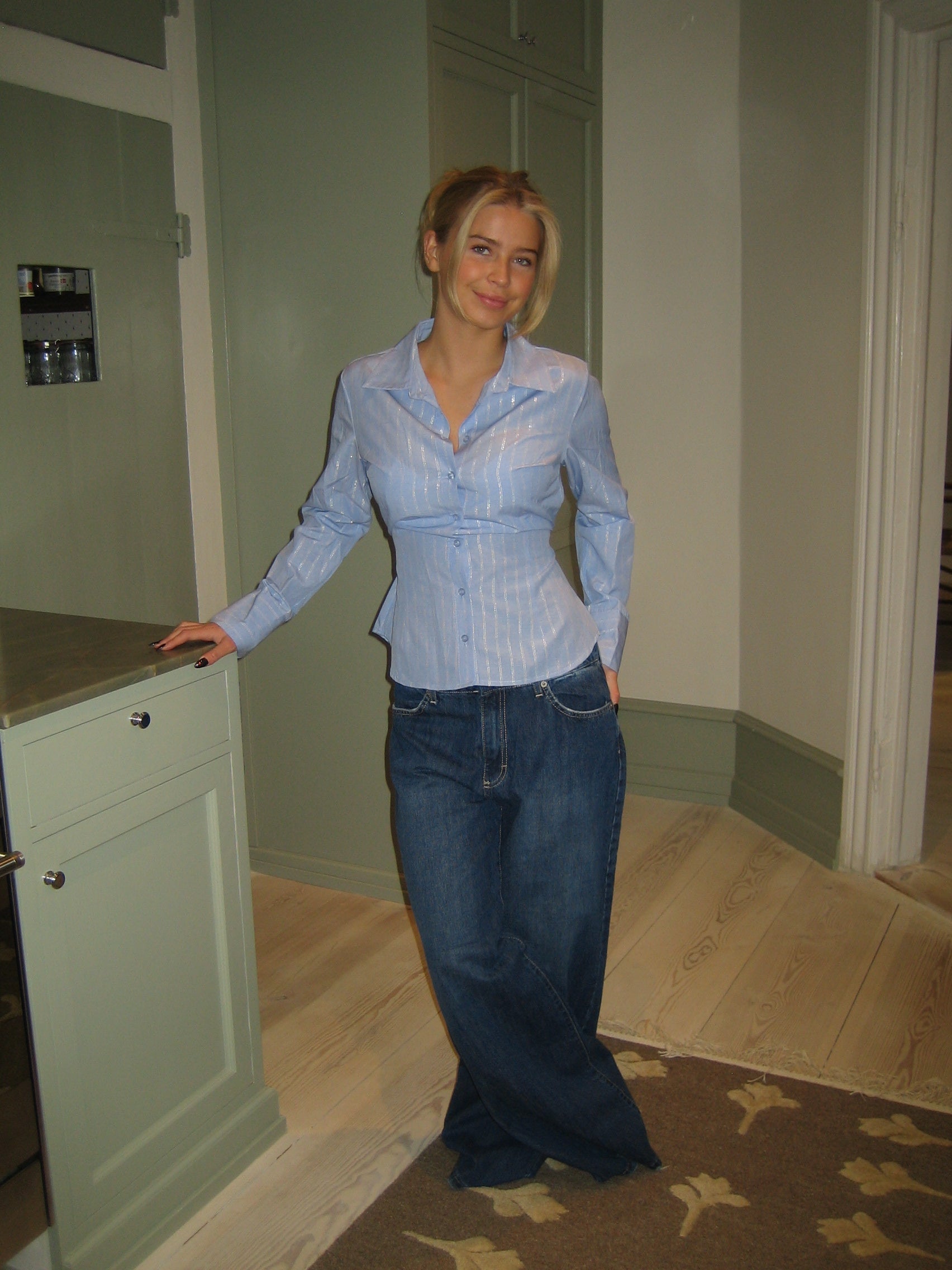 Luciana Blouse | Lichtblauwe Slim Fit Blouse met Fijne Streep en Strijkvrije Stof