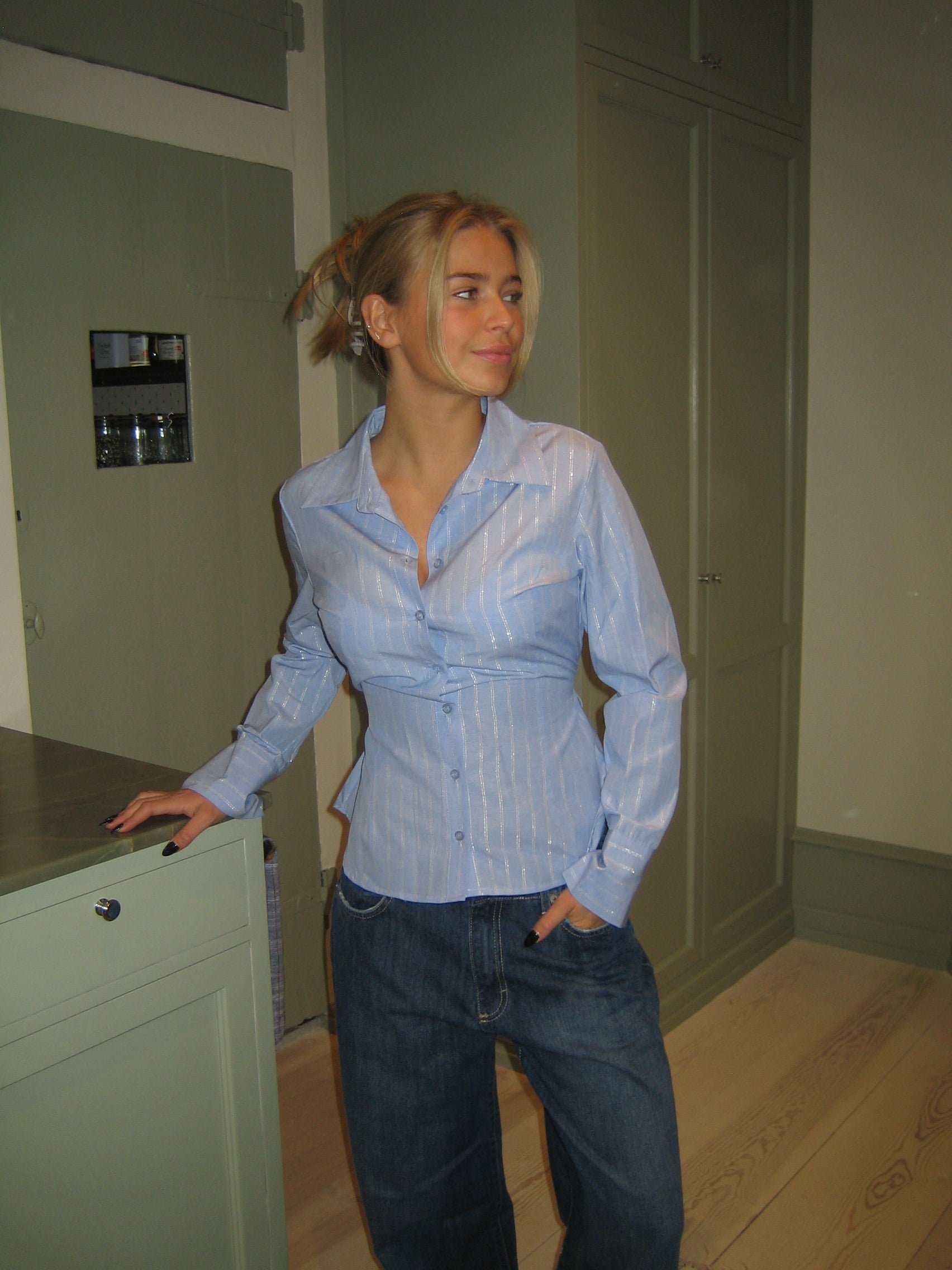 Luciana Blouse | Lichtblauwe Slim Fit Blouse met Fijne Streep en Strijkvrije Stof