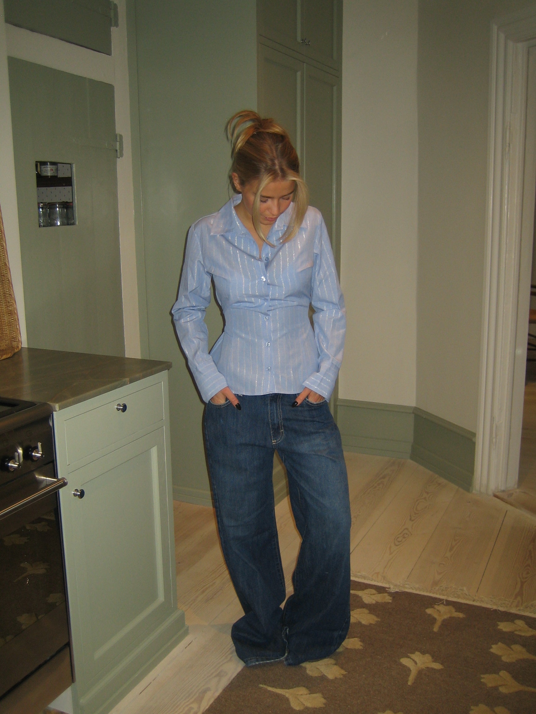 Luciana Blouse | Lichtblauwe Slim Fit Blouse met Fijne Streep en Strijkvrije Stof