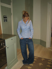 Luciana Blouse | Lichtblauwe Slim Fit Blouse met Fijne Streep en Strijkvrije Stof