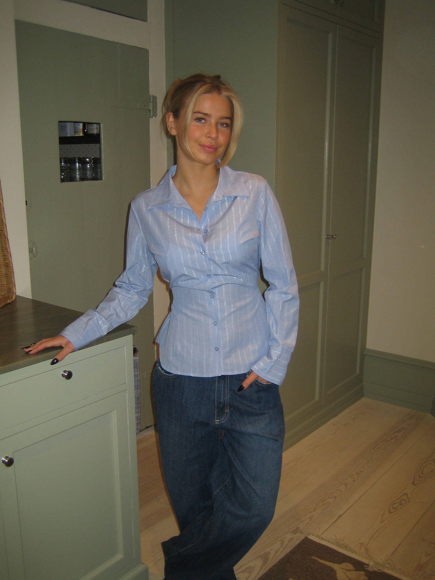 Luciana Blouse | Lichtblauwe Slim Fit Blouse met Fijne Streep en Strijkvrije Stof