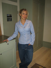 Luciana Blouse | Lichtblauwe Slim Fit Blouse met Fijne Streep en Strijkvrije Stof