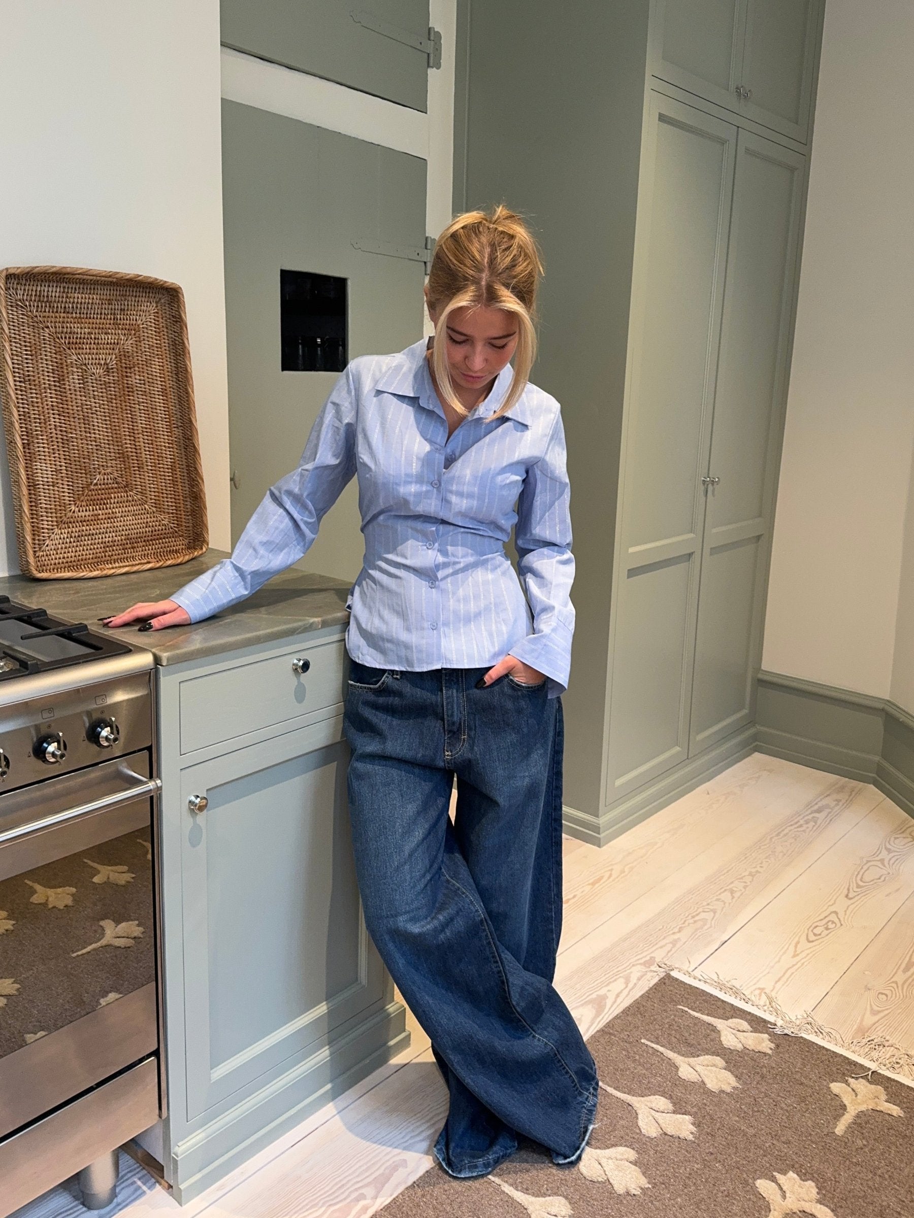 Luciana Blouse | Lichtblauwe Slim Fit Blouse met Fijne Streep en Strijkvrije Stof