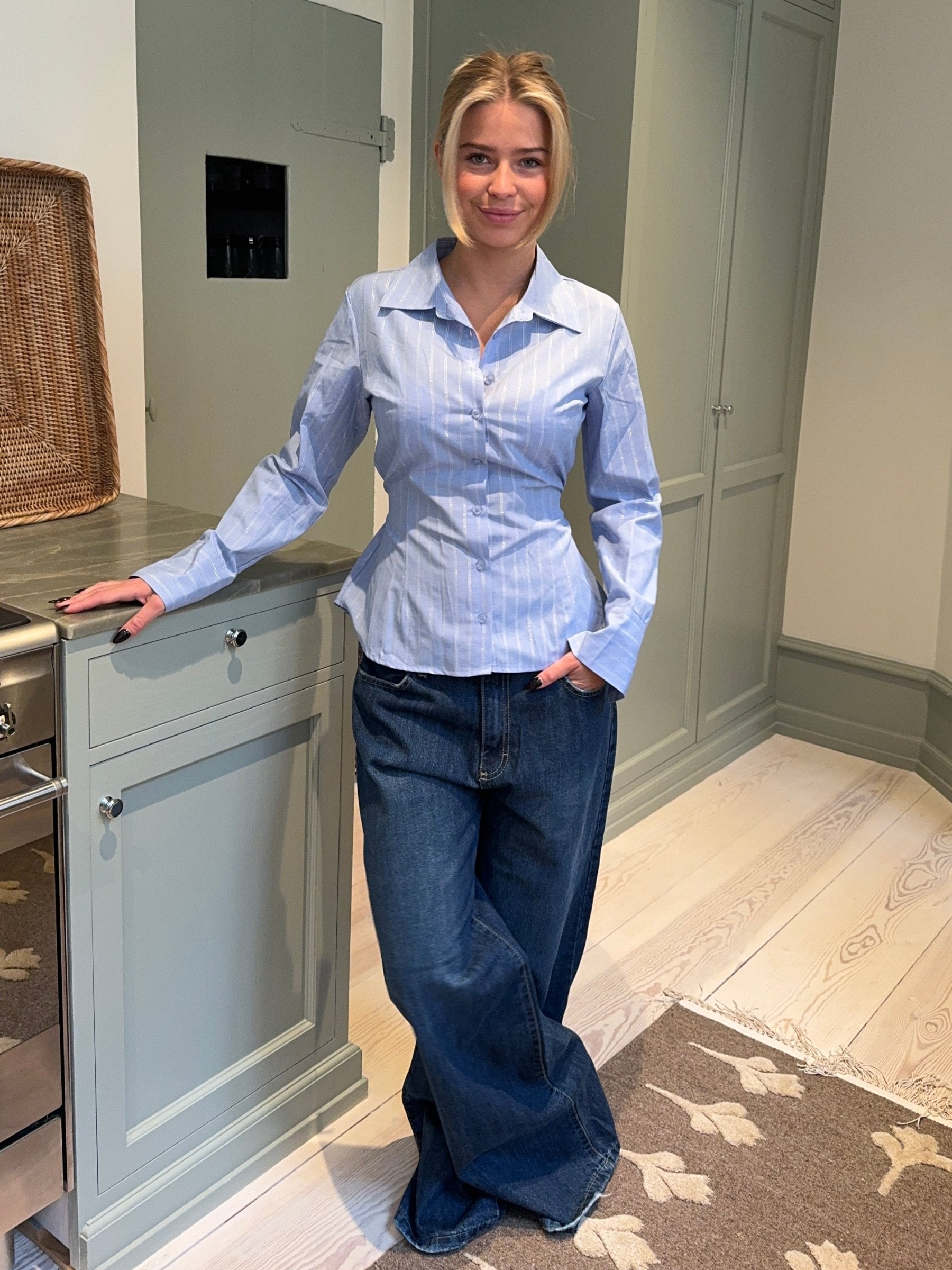 Luciana Blouse | Lichtblauwe Slim Fit Blouse met Fijne Streep en Strijkvrije Stof