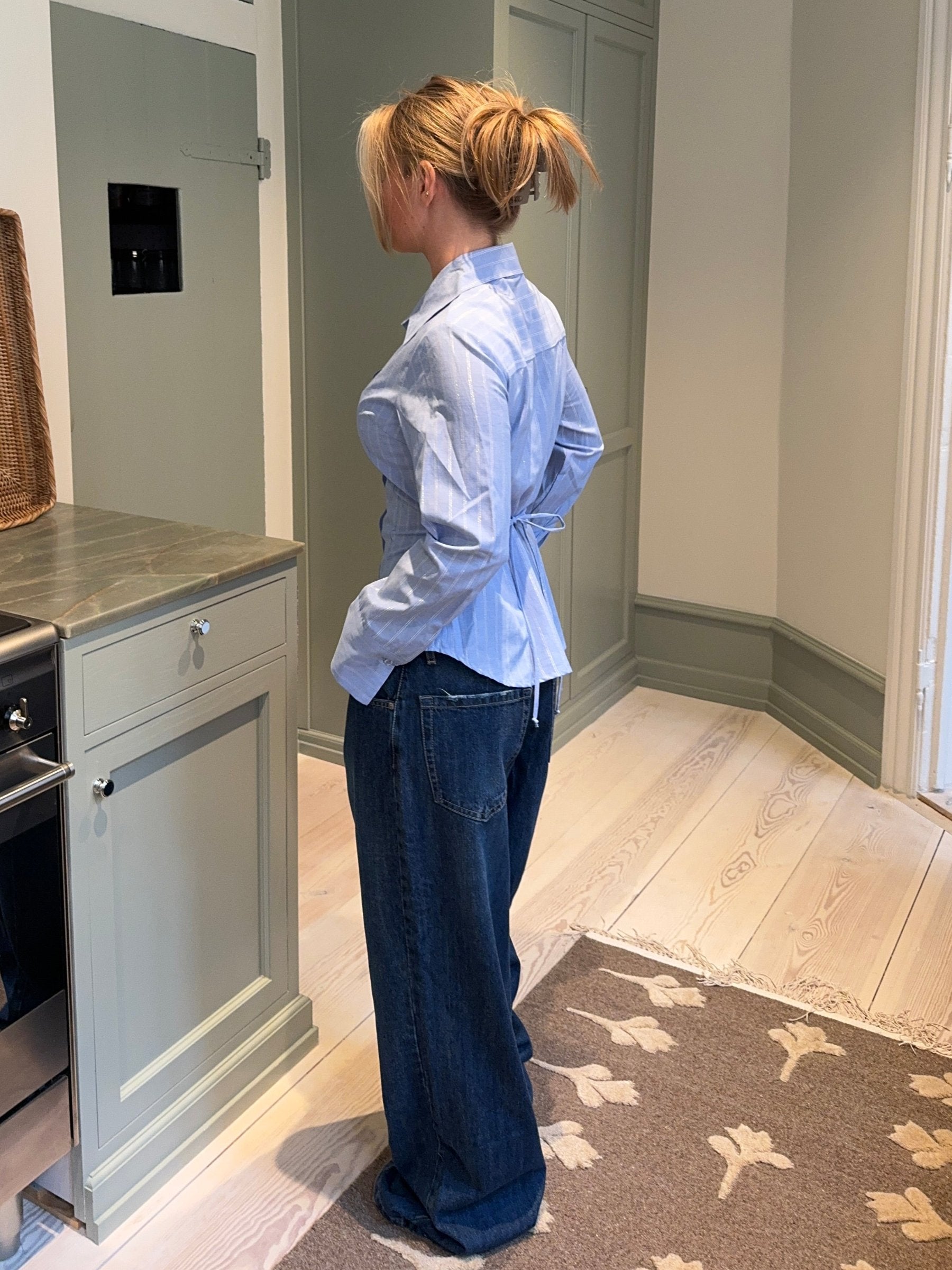 Luciana Blouse | Lichtblauwe Slim Fit Blouse met Fijne Streep en Strijkvrije Stof