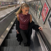 Sienna Top | Fitted Leren Top in Trendy Burgundy met Zwarte Accenten