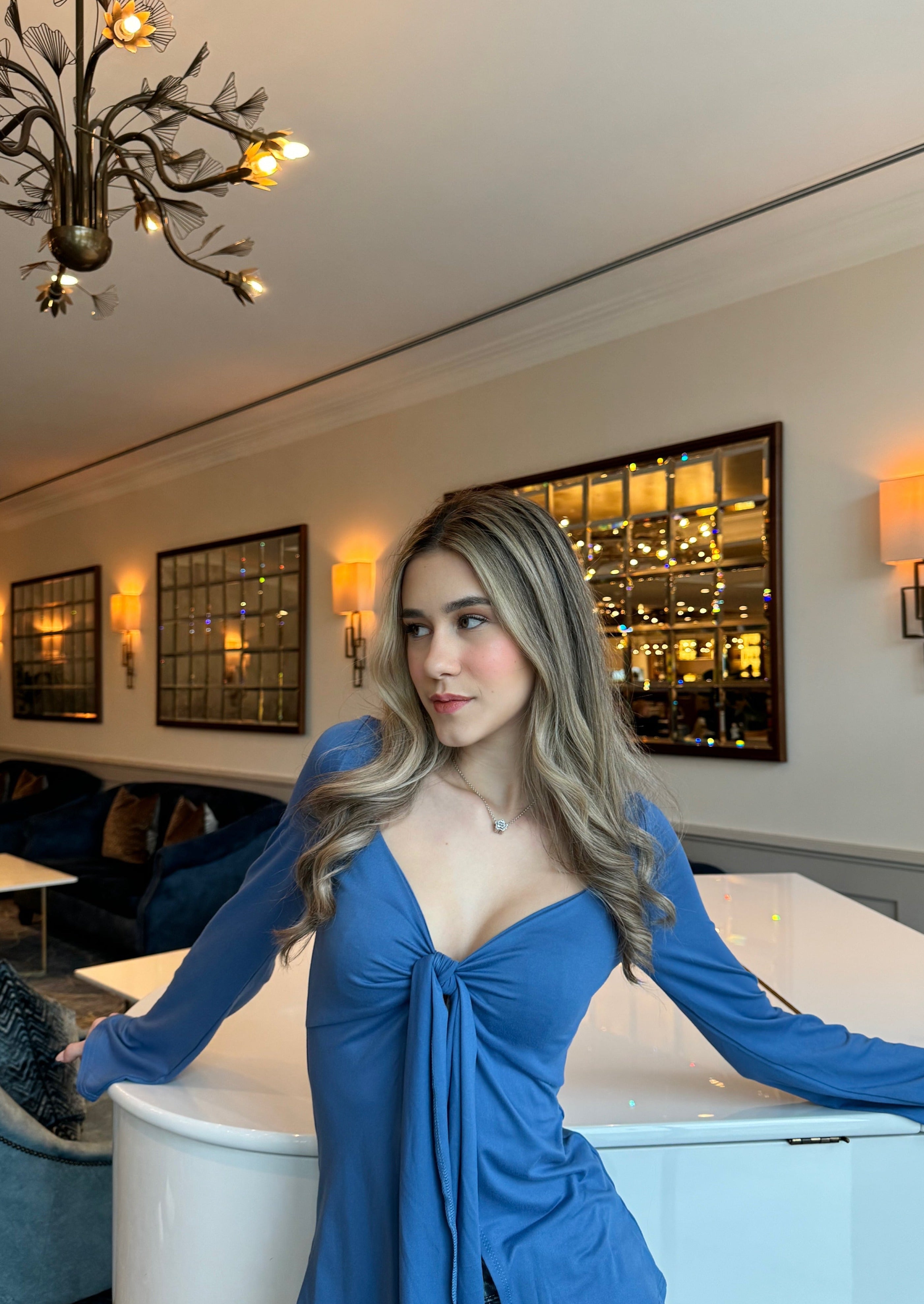 Giulietta Tie-Front Top | Dames Top met Elegant Strikdetail, Diepe V-Hals en Slim Fit