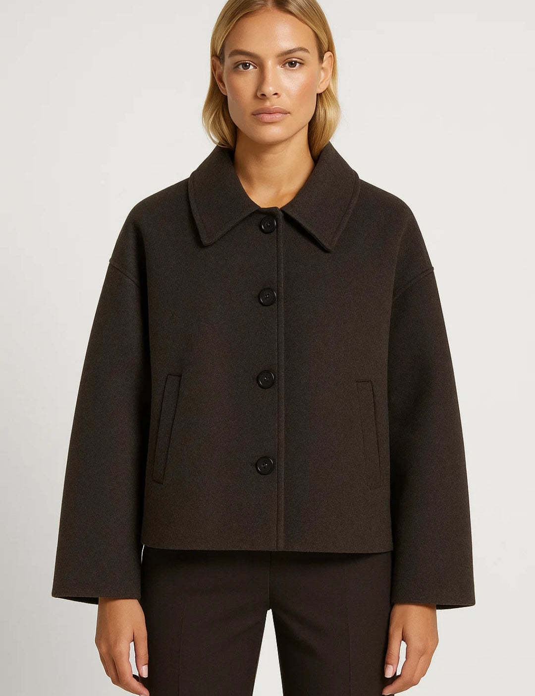 Korte_Damesjas_Minimalistisch_Design_met_Grote_Kraag_Warm_en_Tijdloos1.jpg