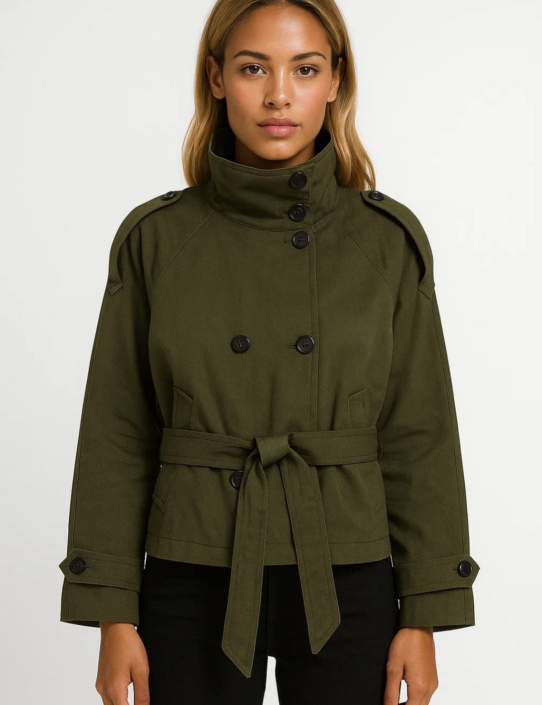 Korte_Trenchcoat_Dames_Hoge_Kraag_en_Ceintuur_Stoer_en_Functioneel2_e25d32a9-502d-4365-a17a-d37981dba15f.jpg