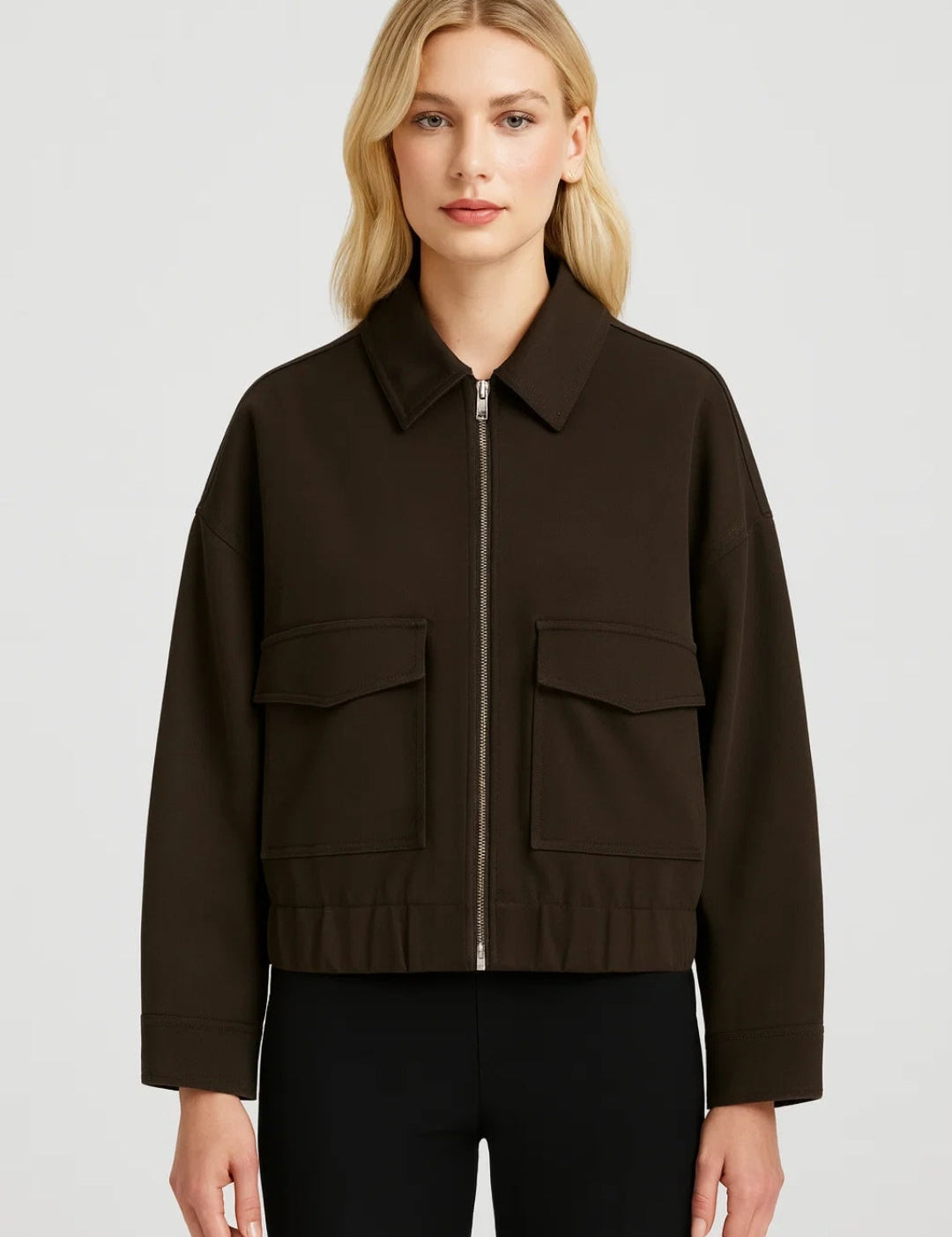 Korte_Utility_Damesjas_Minimalistische_Stijl_met_Opgestikte_Zakken_Functioneel_en_Tijdloos1.jpg
