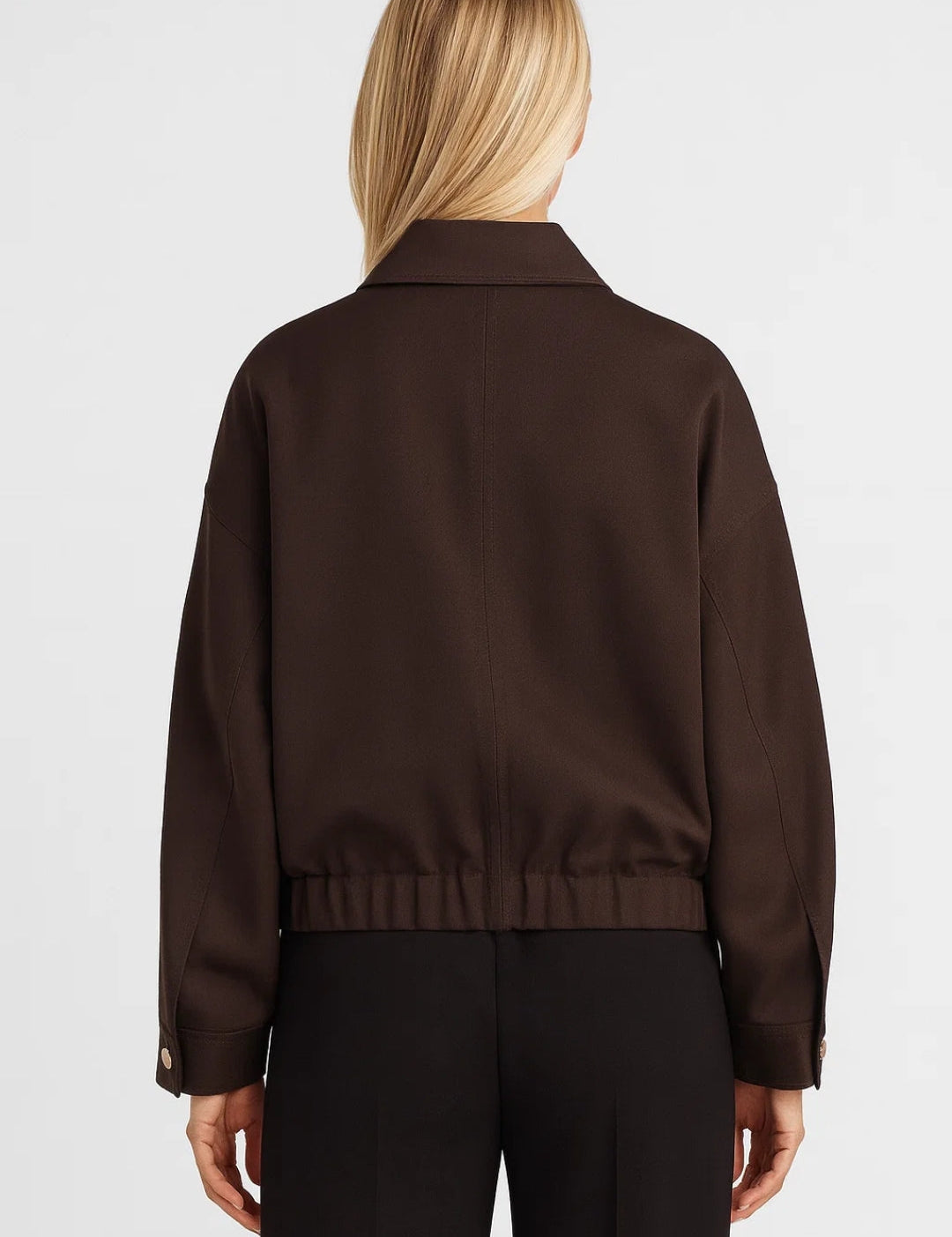 Korte_Utility_Damesjas_Minimalistische_Stijl_met_Opgestikte_Zakken_Functioneel_en_Tijdloos2.jpg