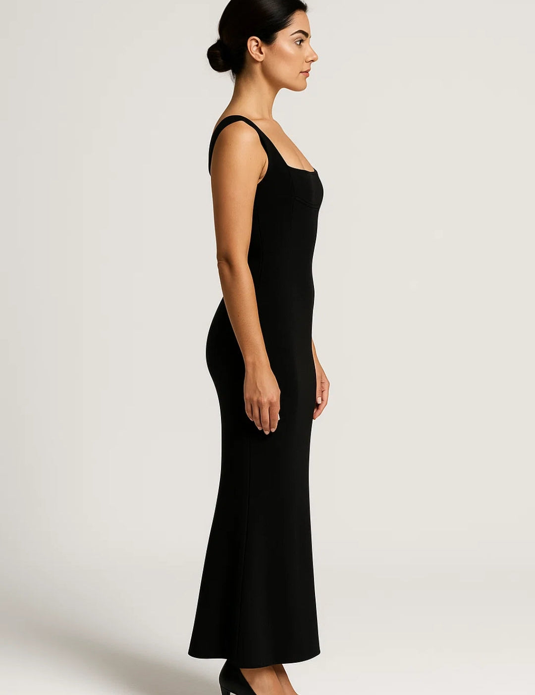 Lange_Bodycon_Jurk_Vierkante_Halslijn_Elegant_Figuurvolgend_Model2.jpg