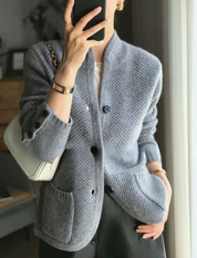 Lucia Gebreid damesvest met knoopsluiting – elegant vest met fijne structuur en tijdloze stijl