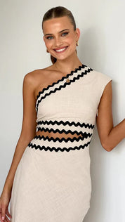 Amelia One-Shoulder Jurk | Zwarte Avondjurk met Witte Zigzag en Elegante Uitsnede