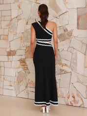 Amelia One-Shoulder Jurk | Zwarte Avondjurk met Witte Zigzag en Elegante Uitsnede