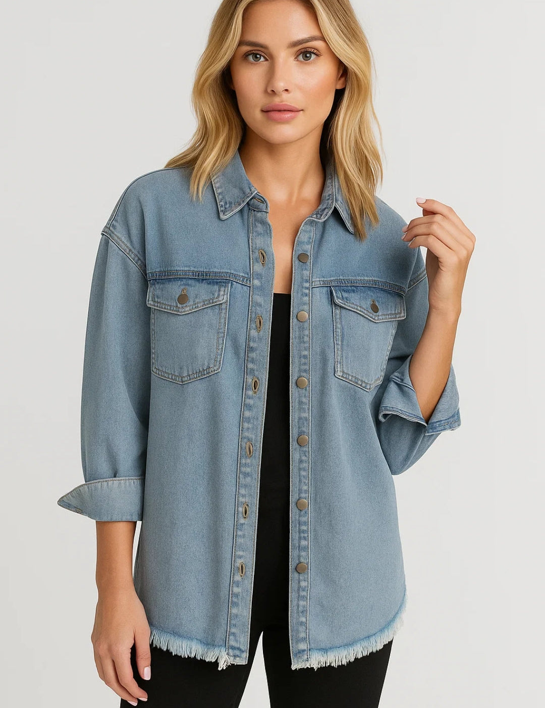 Oversized_Spijkerblouse_Dames_Drukknoopsluiting_en_Rafelzoom_Casual_en_Tijdloos2.jpg