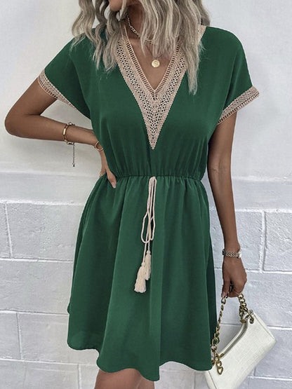 Ainsley Mini Jurk | Elegante Losvallende Jurk met Korte Mouwen en Kanten Details