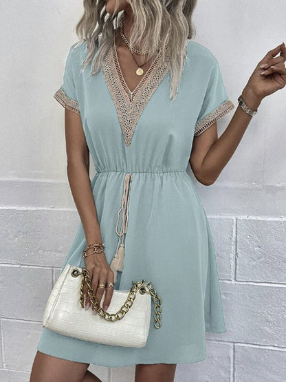 Ainsley Mini Jurk | Elegante Losvallende Jurk met Korte Mouwen en Kanten Details