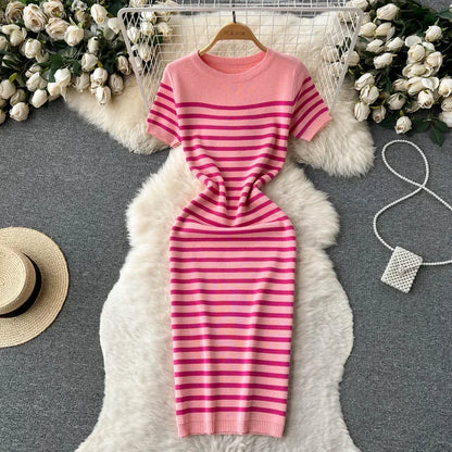 Adeline Dress | Gebreide Gestreepte Strandjurk met Slanke Pasvorm en O-Hals