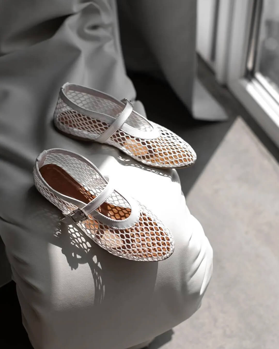 Juliette Mesh Ballerina's Dames met Ademend Mesh, Leren Details en Gesp - Wit/Zilver/Zwart