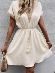 Ainsley Mini Jurk | Elegante Losvallende Jurk met Korte Mouwen en Kanten Details