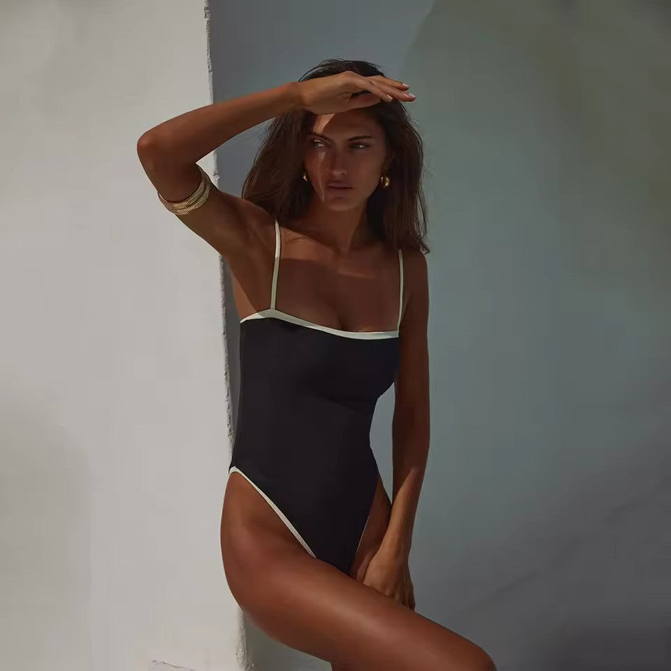 Andreia Bandeau Badpak | Elegant Effen Badpak met Verstelbare Schouderbandjes en Tijdloze Stijl