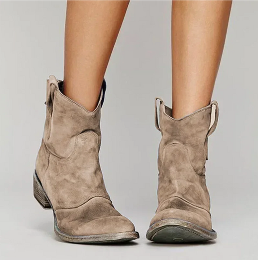Serena Boots | Suède Western Enkellaarsjes met Lage Hak en Authentieke Stiksels