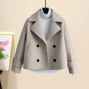 Aranka Jacket | Kort Damesjasje met Brede Revers en Dubbele Knoopsluiting