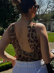 Valeria Top | One-Shoulder Top met Leopardprint en Flatterende Plooien