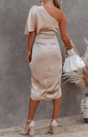 Valentina Jurk | Satijnen One-Shoulder Maxi Jurk met Open Rug en Gerimpelde Pasvorm