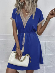 Ainsley Mini Jurk | Elegante Losvallende Jurk met Korte Mouwen en Kanten Details