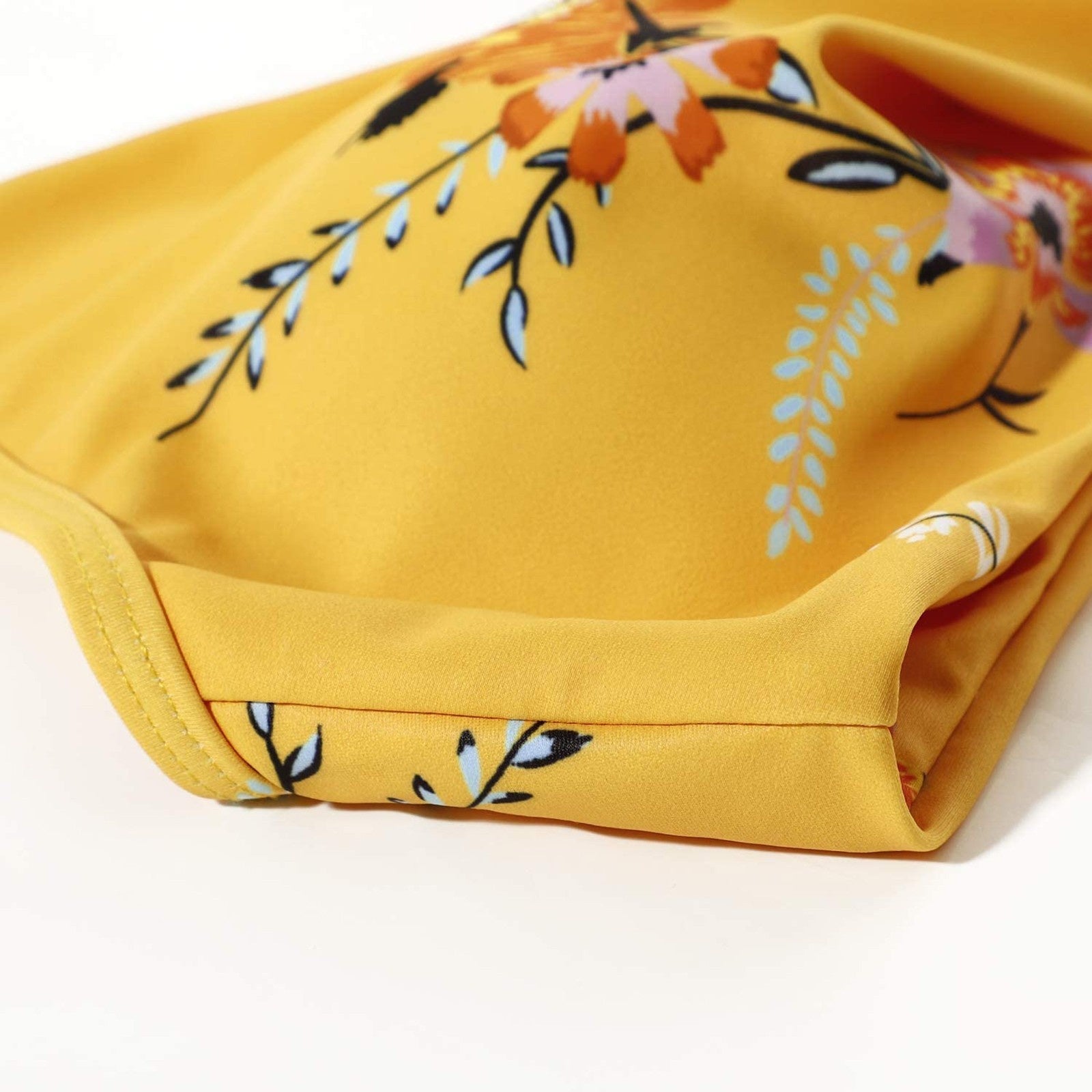 High Waisted Bikini Dames met Bloemenprint en Gekruiste Top - Zwart / Geel / Blauw - Maelen